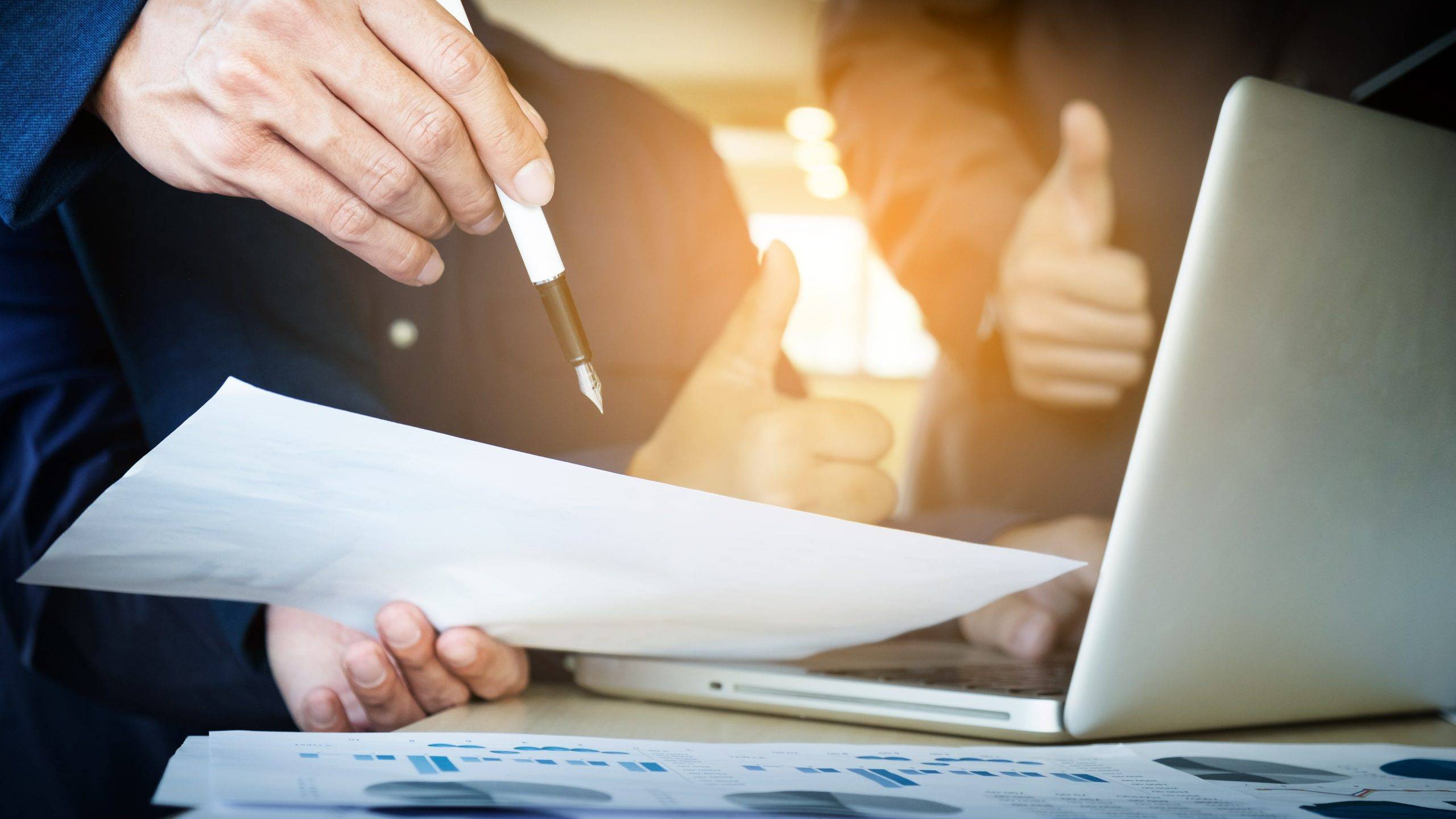 processo-de-trabalho-em-equipe-equipe-de-jovens-gerentes-de-negocios-trabalhando-com-um-novo-projeto-de-inicializacao-labtop-na-mesa-de-madeira-teclado-de-digitacao-mensagem-de-texto-analise-planos-de-graficos